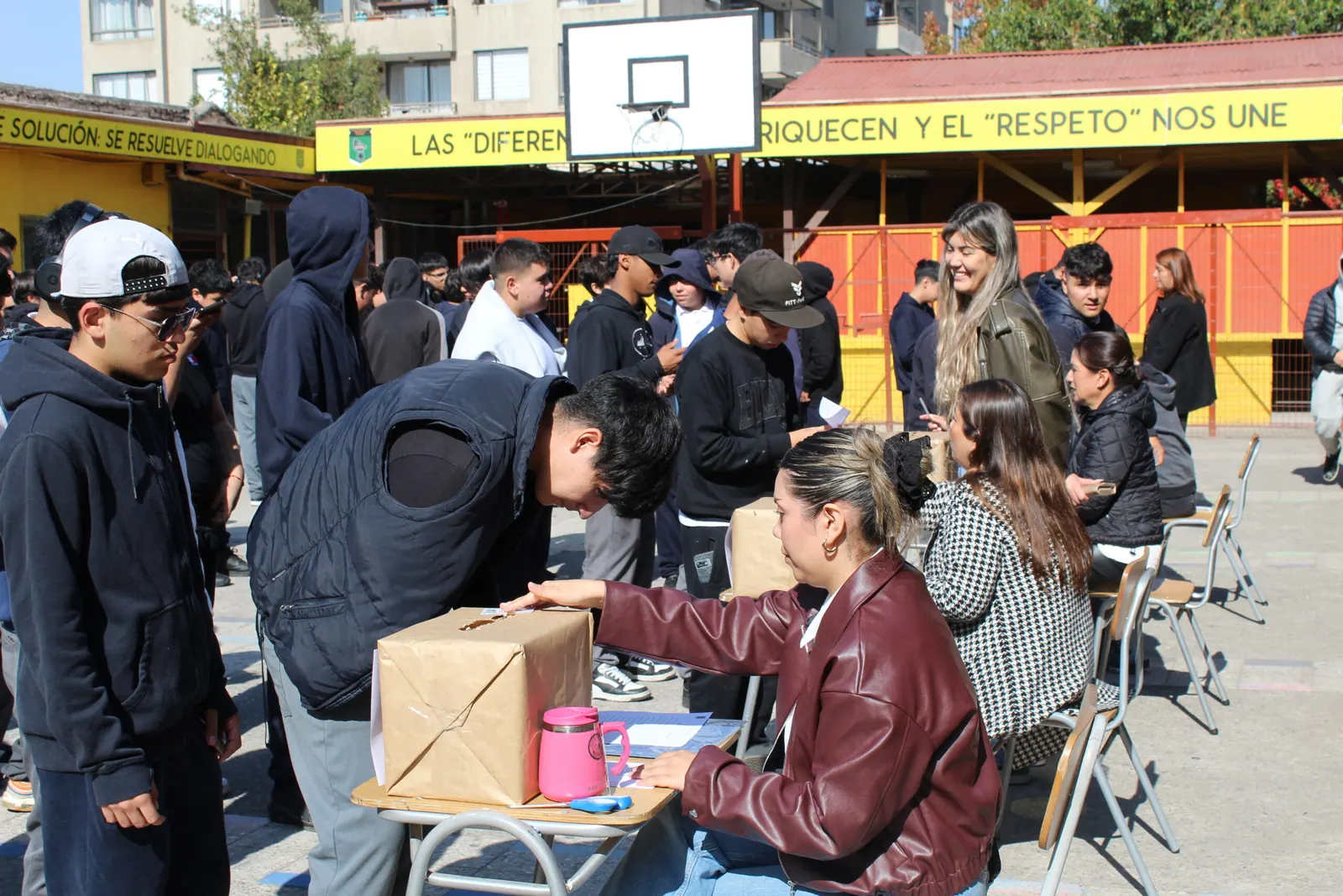 Estudiantes durante una actividad del año escolar